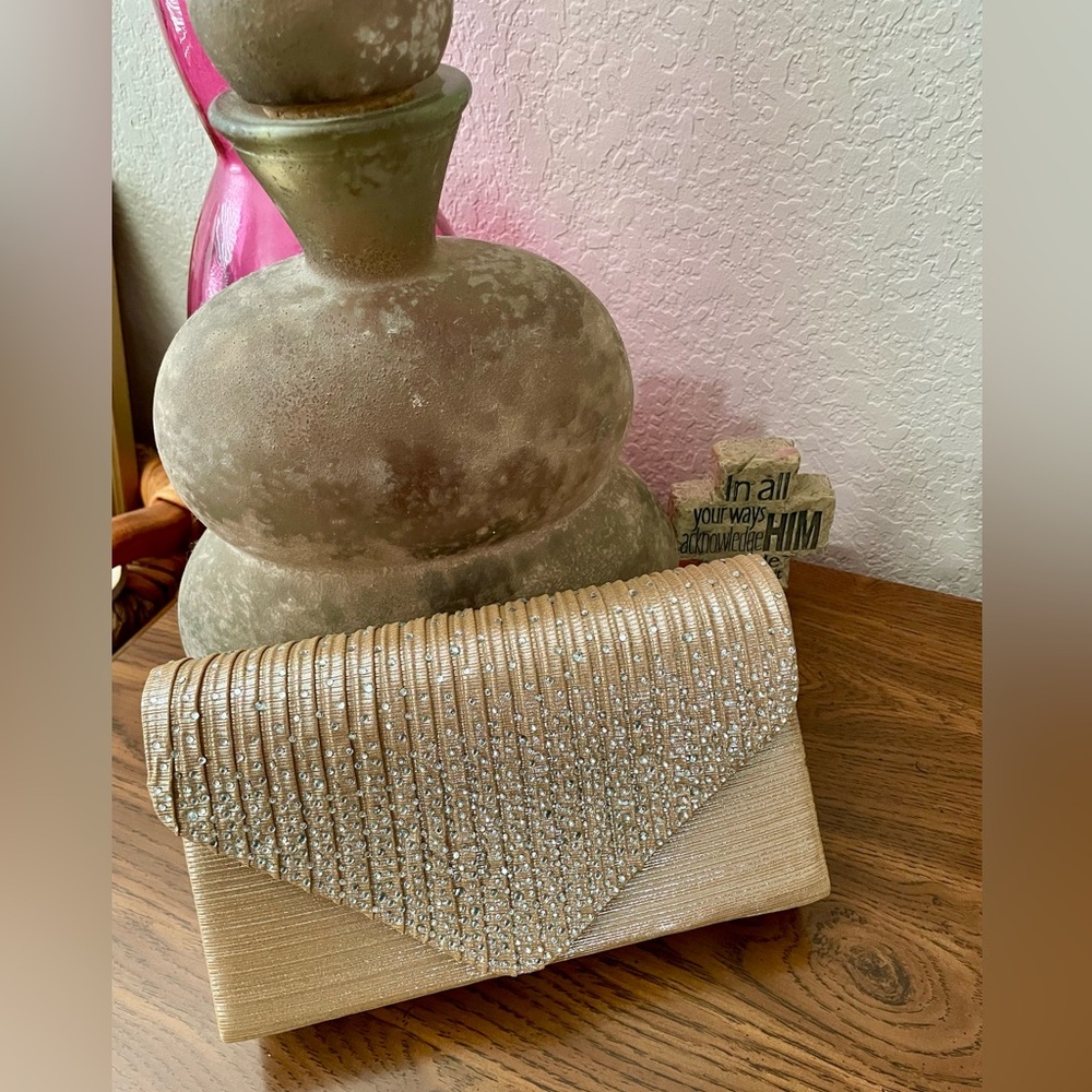 ✨ Elevate your style with this NWOT Elegant Soft Gold Glam Envelope Clutch ✨